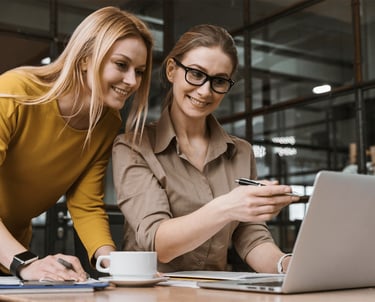 Unternehmerin präsentiert attraktive Mitarbeitervorteile für Ihr Team