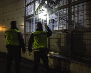Sicherheitsmitarbeiter bei nächtlicher Kontrolle – Revierdienst Luzern