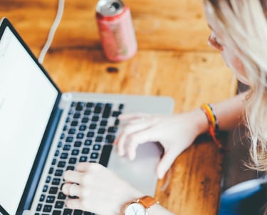 Frau, die am Schreibtisch vor dem Computer sitzt