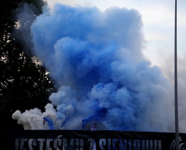 transparent stadion kibice race morskie swiece dymne