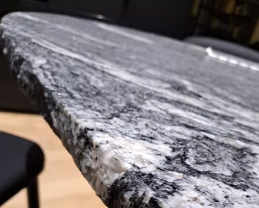 plateau de table en quartzite black beauty chant brute