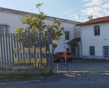 Ingresso indipendente proprietà in vendita: edificio con piazzale e comodità posti auto di proprietà