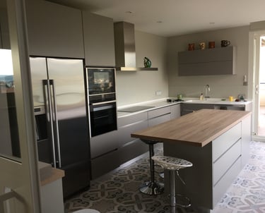 cuisine moderne avec passages de mains et frigo américain. Veyrier-du-Lac