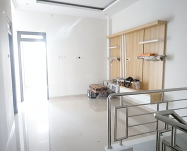 interior backdrop tv lantai dua