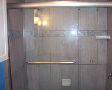 Tiled bathtub surround