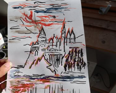 Aquarelle d'un grand château mystérieux et magique surplombant un lac reflétant le ciel rouge.