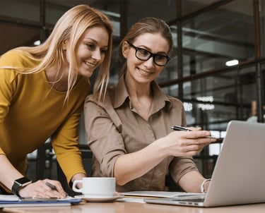 Unternehmerin präsentiert attraktive Mitarbeitervorteile für Ihr Team