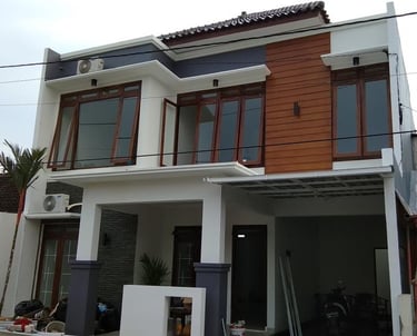 rumah dengan fasad minimalis permainan grc woodplank dan topi-topi beton