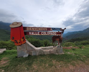 cartel de piedra y madera al ingreso de la localidad de Valle Colorado