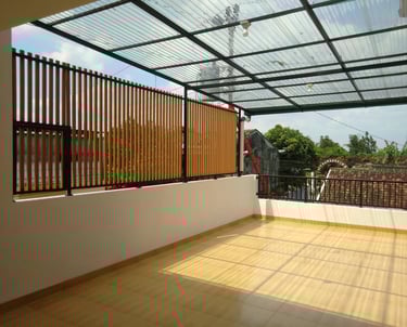 balkon lantai dua dengan kisi kisi minimalis wpc