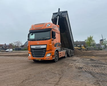 Daff vrachtwagen met kieptrailer