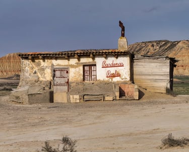 Una pequeña y antigua cabaña de pastores o "choza" de construcción rústica en el desierto de las Bar