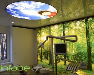Zahnarztpraxis mit Wandbespannung und Lichtmodule