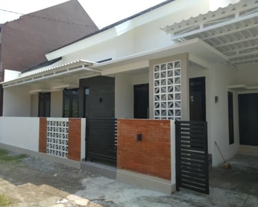 Rumah satu lantai dengan desain fasad maksimal batu alam roster dan bata templek