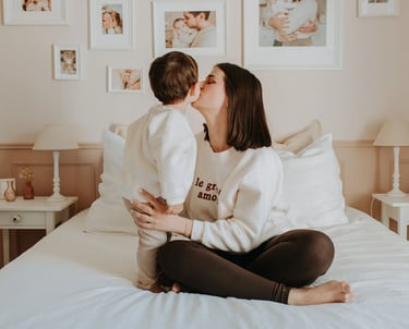 un mere et son fils lors d une seance photo