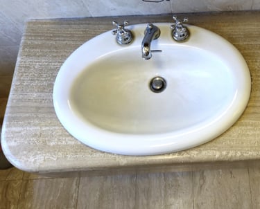 Łazienkowy blat z trawertynu, brązowy trawertyn Classico produkt z kamienia naturalnego