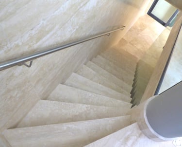 Trawertyn na schody Bianco jasny biały włoski kamień naturalny