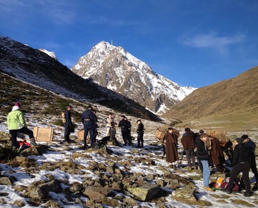Plan large du tournage du film du l'épopée du pic. Scène du transport de la Coupole Baillaud  