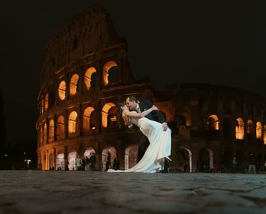 "Pareja heterosexual casada besándose frente al Coliseo en Roma, celebrando su boda y su amor."