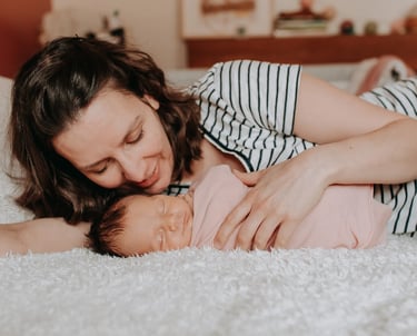 une maman et son bébé sur le lit