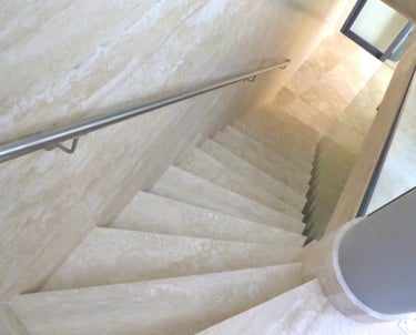 Trawertyn na schody Bianco jasny biały włoski kamień naturalny