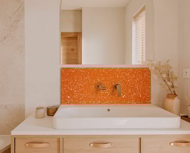 crédence salle de bain en Jesmonite effet terrazzo