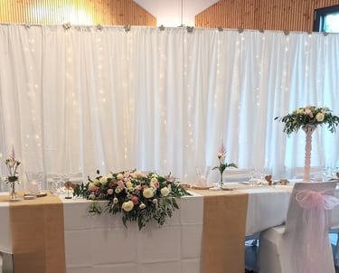 Table des mariés avec drapé lumineux