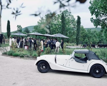 Voiture de collection pour un mariage dans un domaine à Gordes