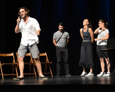 atelier forum 1 animateur et 3 participants sur scène