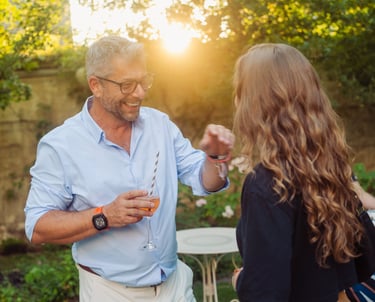 Echange durant une soirée d'entreprise en été