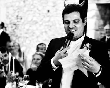 Témoin du marié qui fait un discours durant le repas