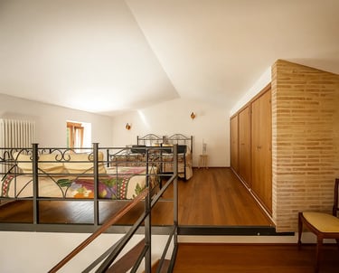 camera famiglia con letti singoli colorati