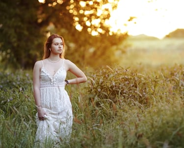 une jeune femme dans la campagne au coucher du soleil