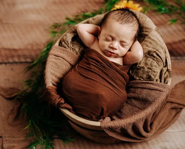 un bébé pendant une séance photo de naissance à troyes