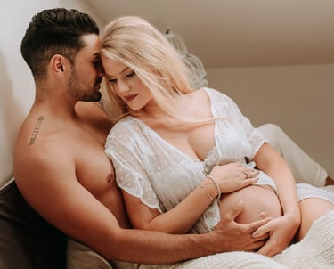 une femme enceinte au lit avec son babybump