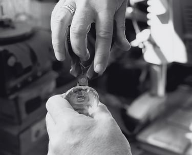 Mains de Yann Franconie, artisan fabricant de luminaires travaillant dans son atelier