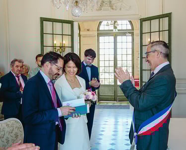 des mariés devant le maire à la mairie de talence à côté de bordeaux