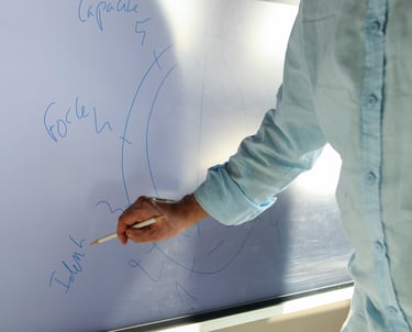 Le praticien fait une démonstration à l'aide d'un écran tactile