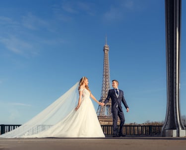 "Pareja heterosexual casada en París, celebrando su amor y unión frente a los icónicos monumentos de la ciudad."