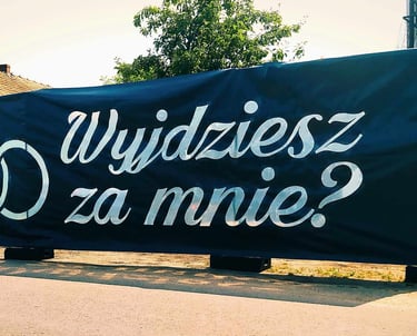 wyjdziesz za mnie? wyjątkowe zaręczyny nietypowy pomysł pirotechnika baner