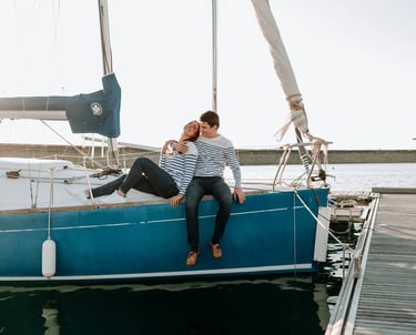 un couple sur un bateau de plaisance