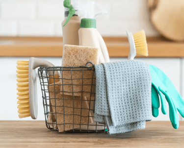 Cesta com produtos naturais de acordo com empresa jovem e sustentável especializada em aromaterapia.