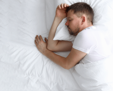 Homem dormindo bem após tratamento odontológico do sono com dentista na Lapa PR.