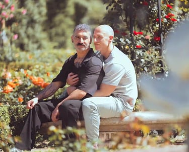 Sesión fotográfica de una pareja gay con abrazo cariñoso y sonrisas, fotografía inclusiva por Tania Dina