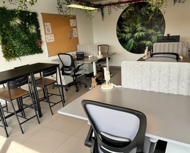 Bureau ergonomique et moderne dans l'espace du coworking