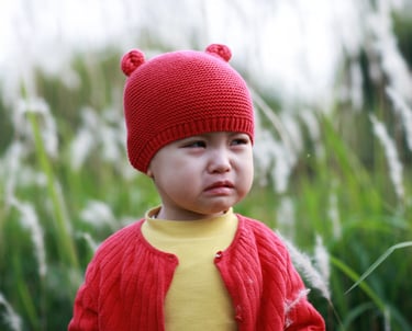 un enfant qui fait la moue