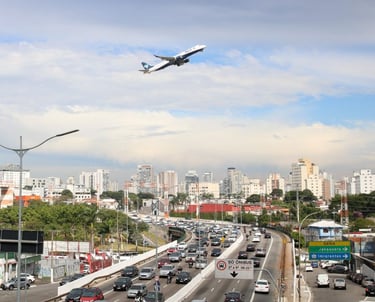 Avião decolando do Aeroporto