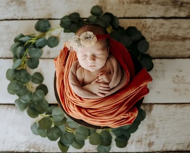 un bébé dans un panier