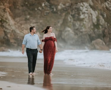 une femme enceinte se promène sur la plage de la pointe du raz 