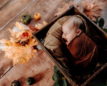 un bébé dans une caisse en bois